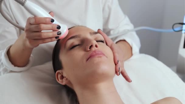 Vídeo Cosmetologista Fazendo Limpeza Ultra Sônica Rejuvenescimento Rosto Para Mulher — Vídeo de Stock