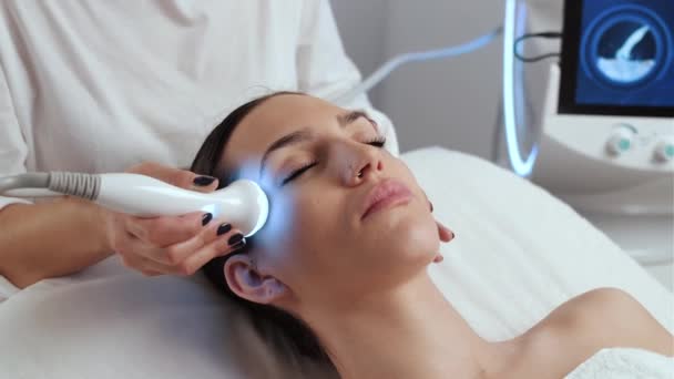 Video Des Kosmetikers Der Der Schönen Frau Kurzentrum Ultraschallreinigung Und — Stockvideo