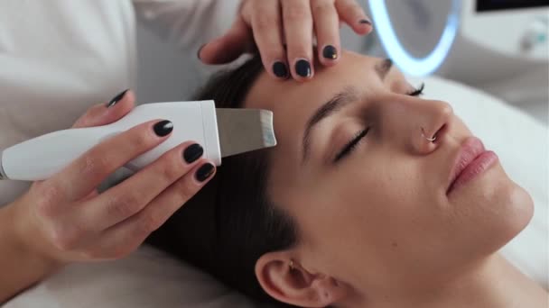 Vídeo Cosmetologista Fazendo Limpeza Ultra Sônica Rejuvenescimento Rosto Para Mulher — Vídeo de Stock