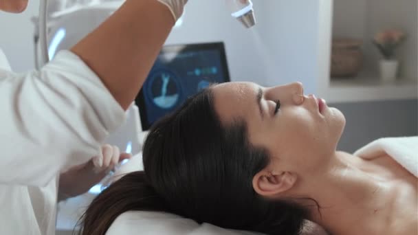 Video Kosmetologa Který Provádí Ultrazvukové Čištění Omlazení Obličeje Krásné Ženě — Stock video