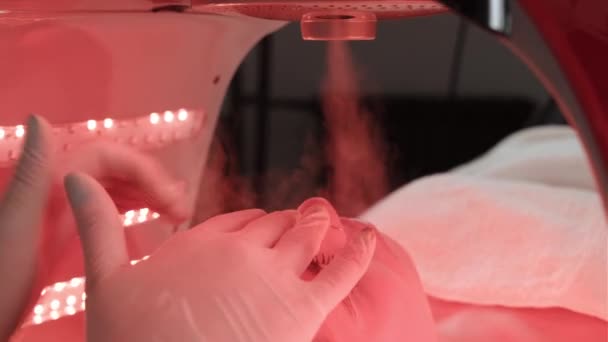 Kozmetik Uzmanının Ultrasonik Temizlik Gençleştirme Yaptığı Video Spa Merkezindeki Güzel — Stok video