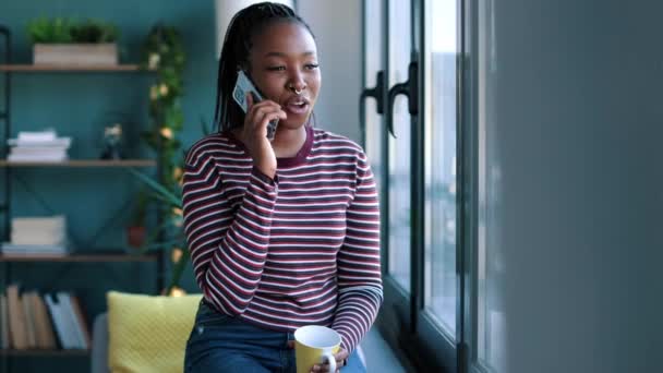 Video Tânără Afro Americană Vorbind Telefonul Mobil Timp Stătea Canapea — Videoclip de stoc