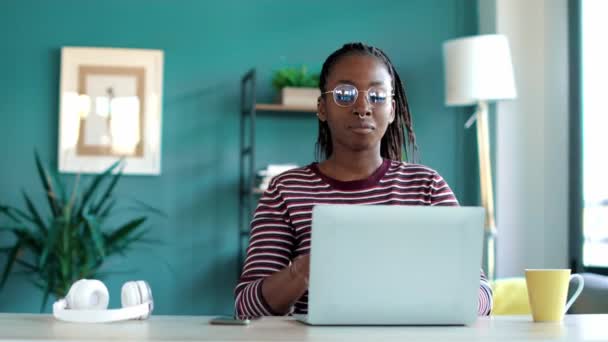 Video Vackra Unga Afro Affärskvinna Som Arbetar Med Laptop Sitter — Stockvideo