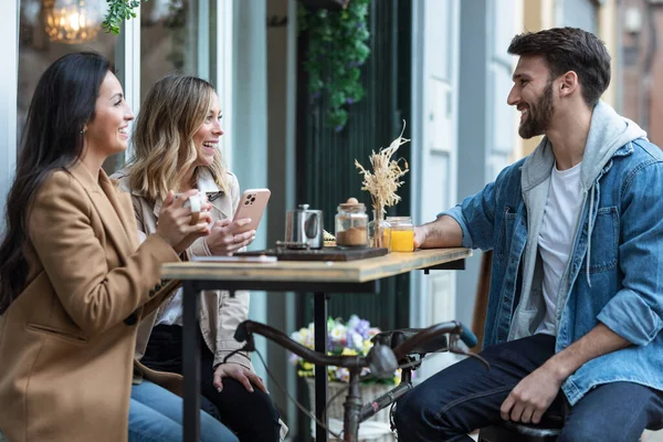 Shot Group Cool Friends Sharing Brunch Together While Talking Using — Foto de Stock