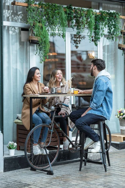 Shot Group Cool Friends Sharing Brunch Together While Talking Using — Foto Stock