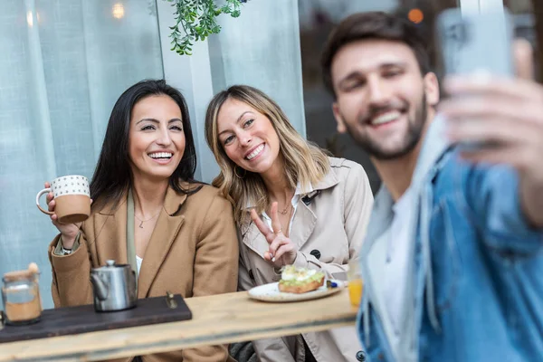 Shot Group Cool Friends Sharing Brunch Together While Taking Selfie — Zdjęcie stockowe