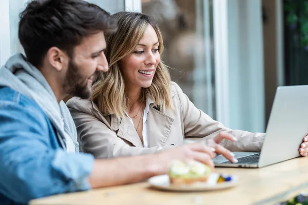Shot Two Happy Friends Sharing Brunch Together While Working Laptop — Stock Photo, Image