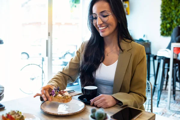 Shot Beautiful Cool Woman Having Healthy Toast Breakfast Healthy Coffee — Foto Stock