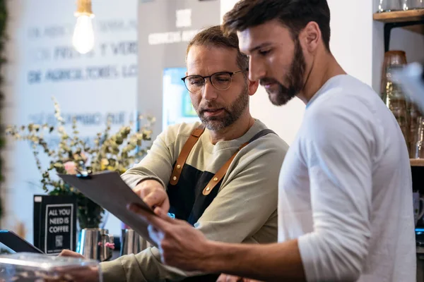 Prise Vue Des Propriétaires Couple Boulangerie Travail Tout Analysant Rapport — Photo