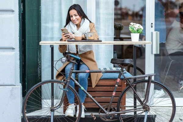 Shot Beautiful Stylish Woman Sending Messages Smartphone While Having Breakfast — Foto Stock