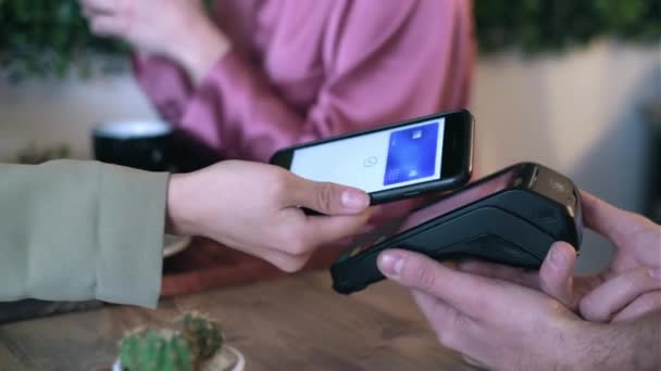 Vidéo Gros Plan Cliente Utilisant Carte Crédit Pour Effectuer Paiement — Video