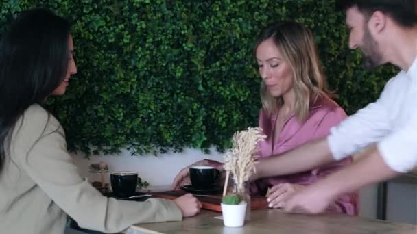 Vídeo Meninas Encantadoras Casal Compartilhando Brunch Juntos Enquanto Conversa Sentado — Vídeo de Stock