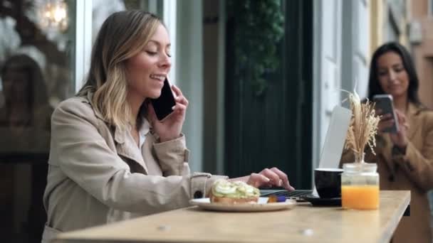 Video Pretty Blonde Woman Talking Smartphone While Having Breakfast Sitting — Stockvideo