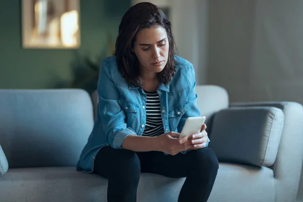 Aufnahme Einer Depressiven Frau Mit Smartphone Während Sie Hause Bus — Stockfoto