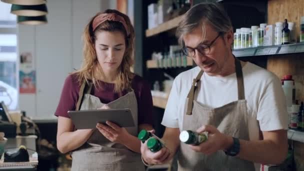 Video Von Zwei Ladenbesitzern Die Mit Digitalem Tablet Gemeinsam Den — Stockvideo