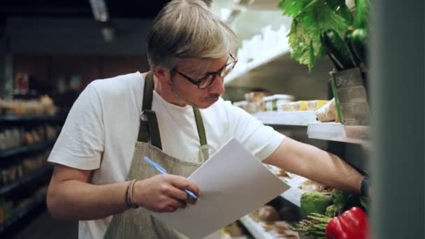 Video Van Eigenaar Van Winkel Regelen Van Groenten Rek Biologische — Stockvideo