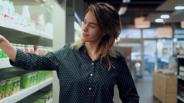 Videó Szépség Séta Bevásárlókosár Miközben Termékek Polcról Élelmiszer — Stock videók