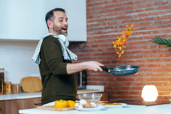 Shot Handsome Mature Man Sauting Vegetables Pan While Having Fun — Foto Stock