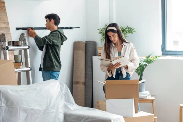 Shot Beautiful Couple Undoing Moving Boxes While Putting Things Place — ストック写真