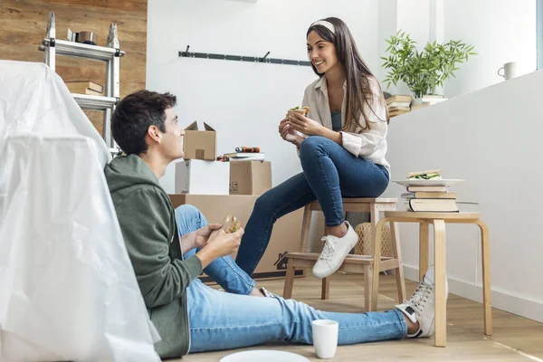 Aufnahme Eines Süßen Paares Das Ein Sandwich Isst Während Sich — Stockfoto