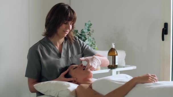 Video Female Physiotherapist Doing Neck Face Treatment While Having Reiki — Stok Video