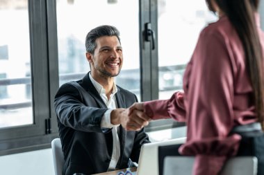 İş ortağı tokalaşması. Büyük toplantıdan sonra başarılı anlaşma konsepti.