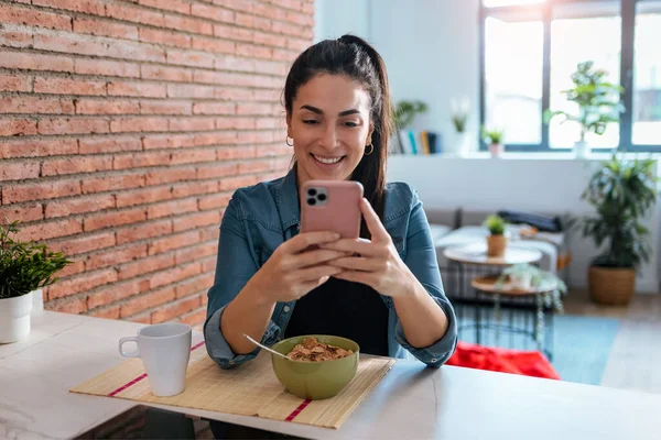 Shot Beautiful Young Woman Enjoying Breakfast While Using Smartphone Kitchen — Photo