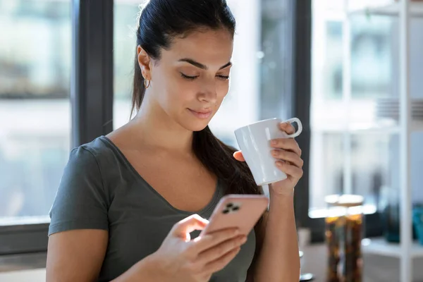 Tiro Bela Jovem Mulher Usando Seu Telefone Celular Enquanto Bebe — Fotografia de Stock