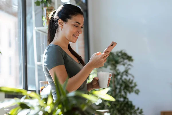 Снимок Красивой Молодой Женщины Использующей Свой Мобильный Телефон Время Питья — стоковое фото