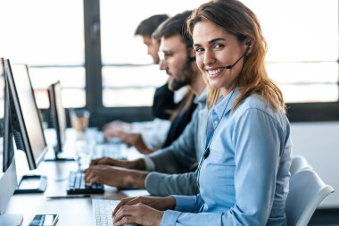 Birlikte çalışan bilgisayarlarla birlikte çalışan konsantre iş ekibinin başarısı..