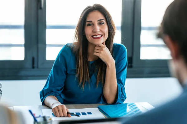 Shot Beautiful Business Woman Working Blueprints While Talking Her Colleagues — Stockfoto