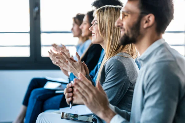 Tiro Feliz Equipo Negocios Aplaudiendo Después Escuchar Conferencia Mientras Sienta — Foto de Stock