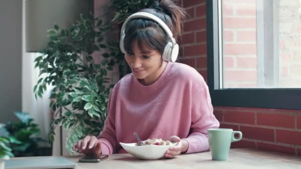 Video Beautiful Young Woman Listening Music Headphones While Having Healthy — Stock video