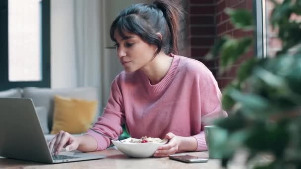 Video Beautiful Young Woman Working Laptop While Eating Yogurt Fruits — Stock Video