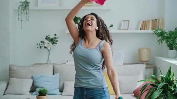 Video Happy Young Woman Singing While Cleaning Her Flat — Stock videók