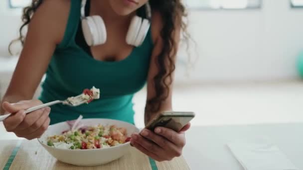 Video Beautiful Sporty Woman Eating Bowl Salad While Messaging Her — Stock video