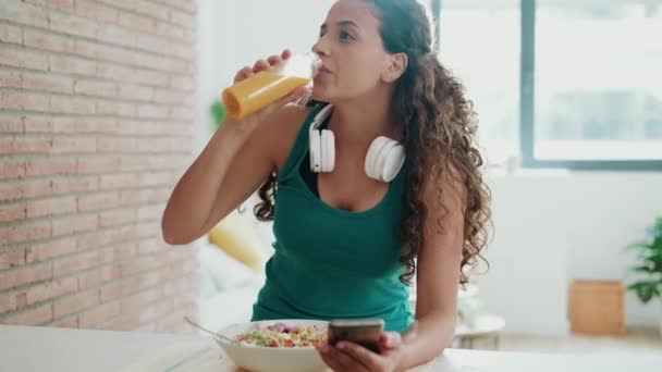 Video Beautiful Sporty Woman Eating Bowl Salad While Messaging Her — Wideo stockowe