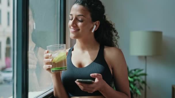 Video Sporty Woman Drinking Detox Juice While Using Smartphone Living — Video