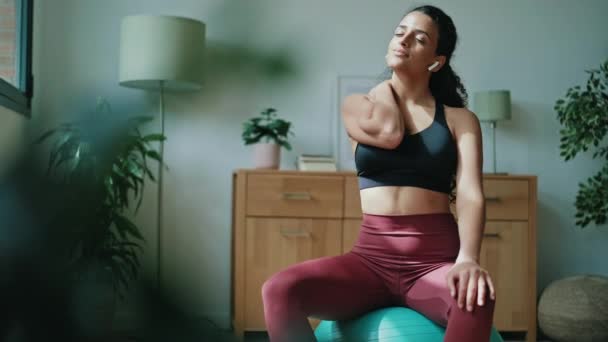 Video Tired Young Sporty Woman Suffering Neck Pain While Doing — Vídeo de stock