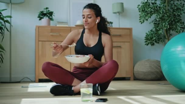Video Sporty Young Woman Eating Healthy While Listening Music Sitting — Stock video