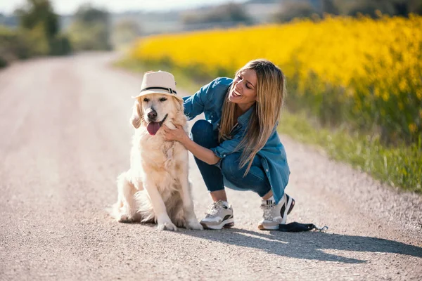 Tiro Mulher Jovem Atraente Cuidar Brincar Com Seu Belo Cão — Fotografia de Stock