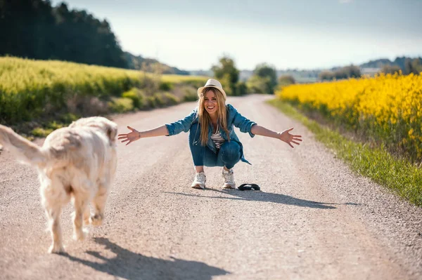 Tecavüze Uğramış Bir Tarlada Güzel Golden Retriever Köpeğiyle Oynayan Çekici — Stok fotoğraf