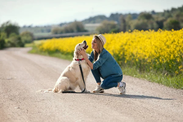 Tiro Mulher Jovem Atraente Cuidar Brincar Com Seu Belo Cão — Fotografia de Stock