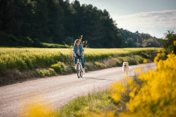 Shot Beautiful Young Girl Riding Bike While Walking Her Dog — Stock Photo, Image