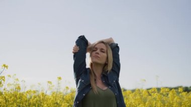 Genç ve güzel bir kadının baharın tadını çıkardığı bir video..