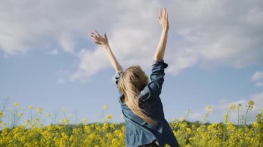 Genç ve güzel bir kadının baharın tadını çıkardığı bir video..