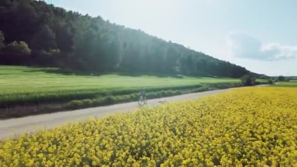 Βίντεο Από Όμορφη Νεαρή Κοπέλα Ιππασία Ένα Ποδήλατο Ενώ Πόδια — Αρχείο Βίντεο