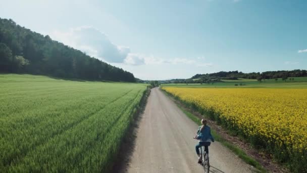 Відео Красивої Молодої Дівчини Їде Велосипеді Під Час Прогулянки Собакою — стокове відео