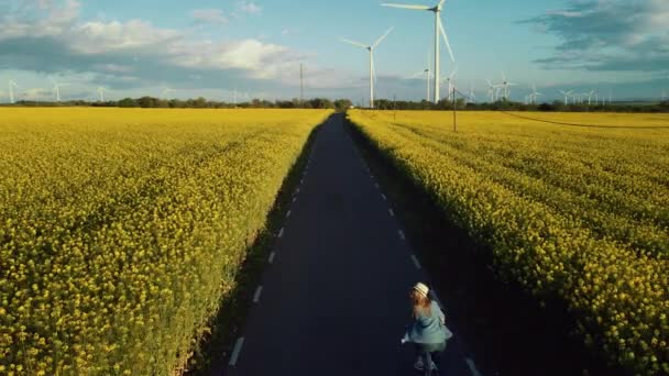 Видео Красивой Молодой Девушки Велосипеде Выгуливающей Свою Собаку Парке Через — стоковое видео