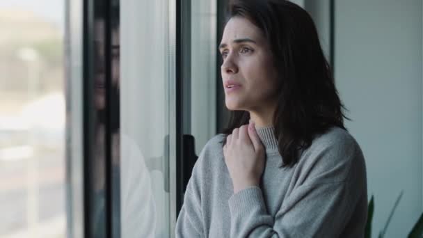Video Deprimerad Kvinna Tänker Medan Tittar Genom Fönstret Hemma — Stockvideo